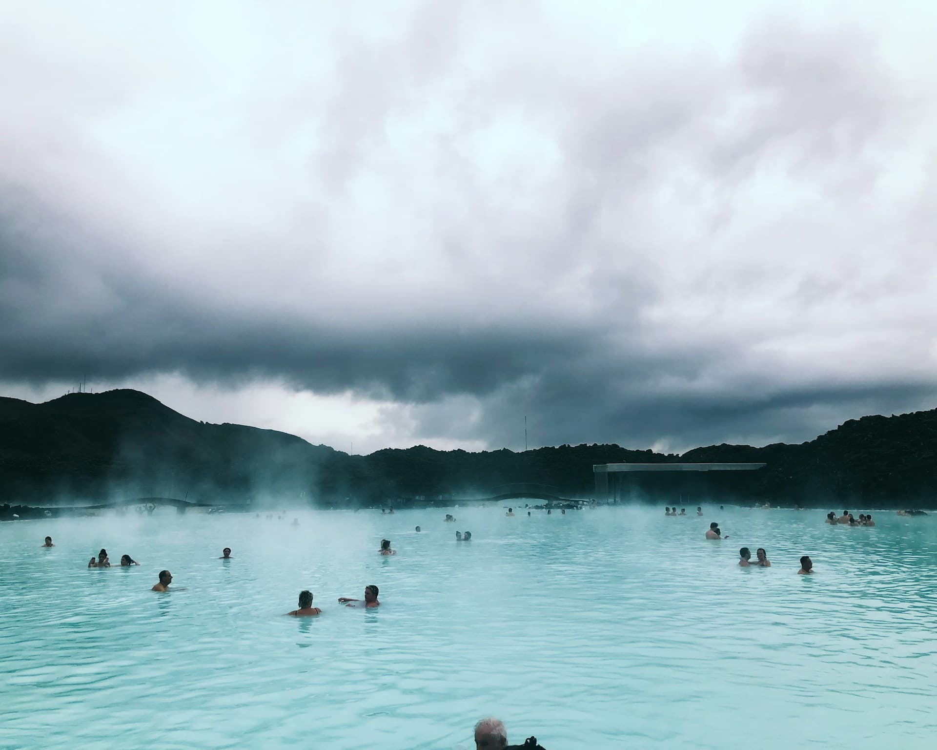 Blue Lagoon vs Sky Lagoon: Which Spa Should You Choose? – article illustration